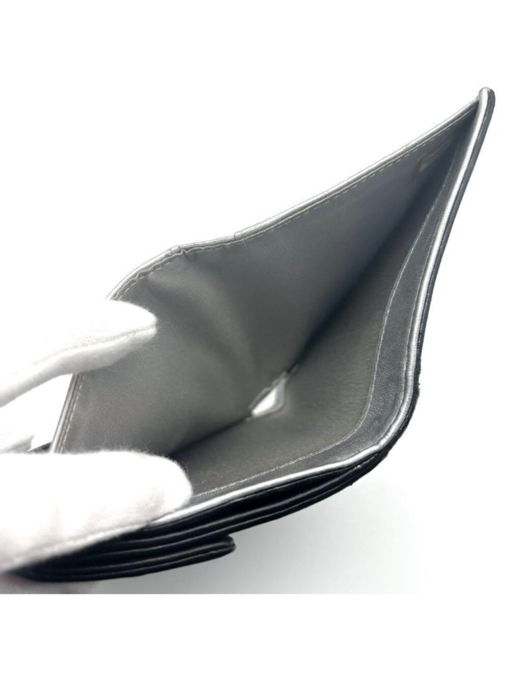 ★SOLD★ Chanel Wallet Camellia Hook Bifold - Picture 4 of 11